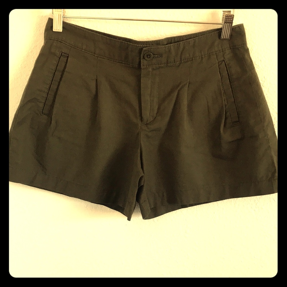 Gap olive green shorts